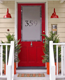 Červené dveře s lampami