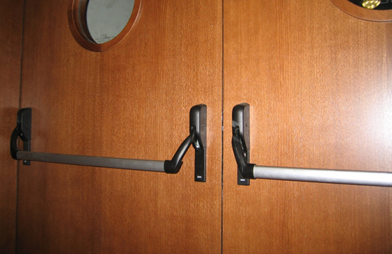 Příčné panikové kování